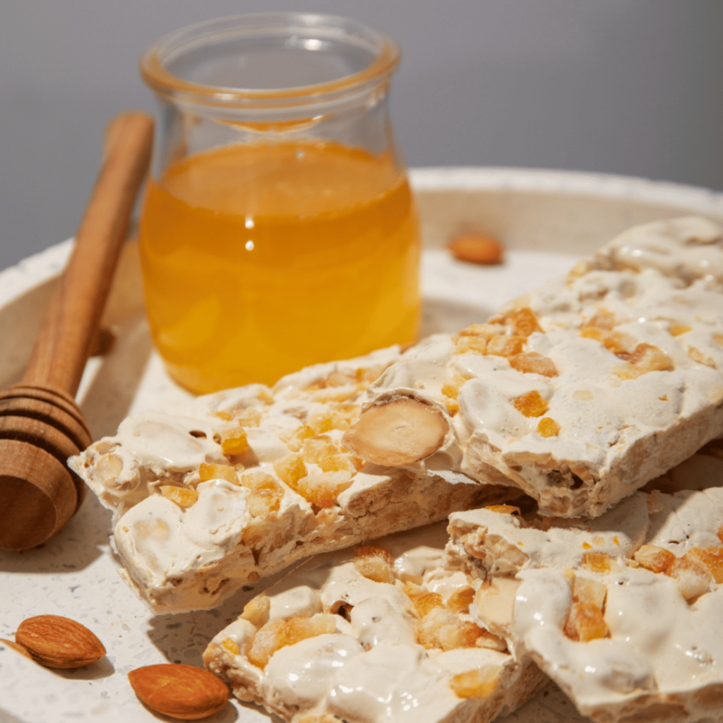 İrmik Helvası (Semolina Halva): This granular dessert is made with semolina flour, butter, sugar, milk, and pine nuts